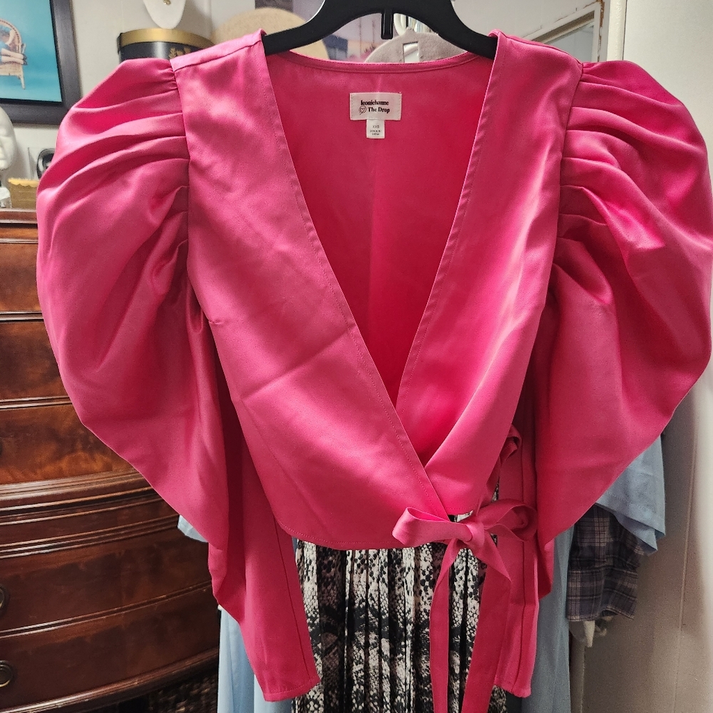 Leonie Hanne "the drop" pink cross tie crop with puffer sleeves
